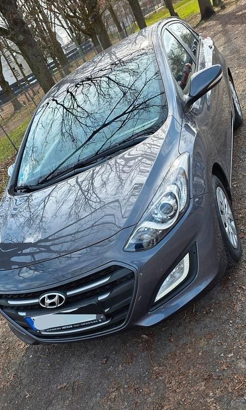 Gebraucht Hyundai i30 101 PS (74 kW) 2015 Grau Kleinwagen