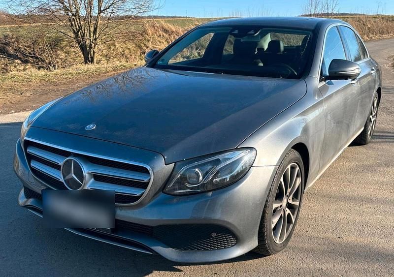 Grau Gebraucht 2016 Mercedes E200 Limousine | 24.000 € (Teuer) - Bild 1/4