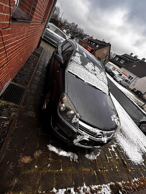 Grau Gebraucht 2009 Opel Astra Kombi | 2.187 € (Fairer Preis) - Bild 1/4