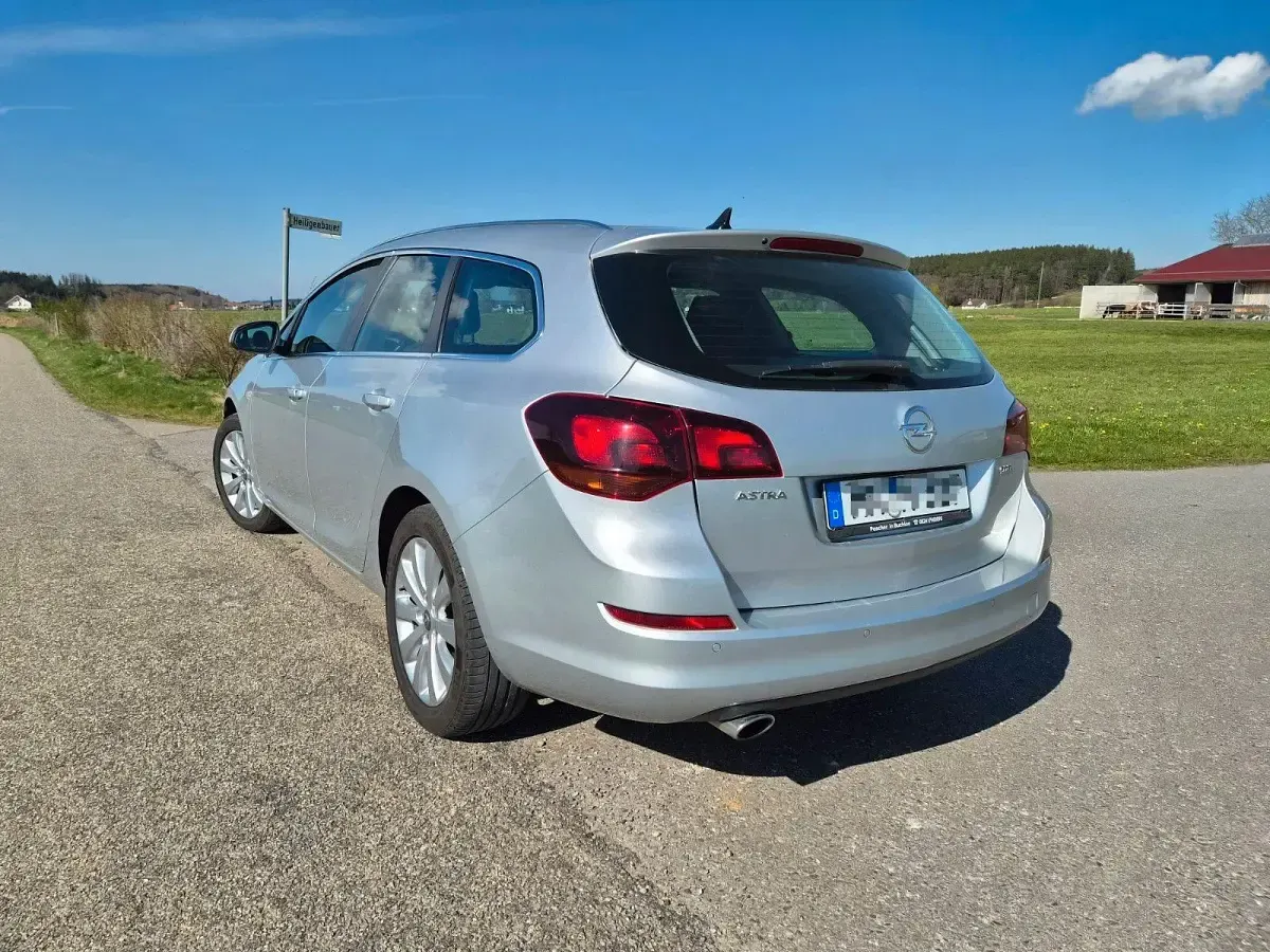 Gebraucht Opel Astra Innovation 165 PS (121 kW) 2011 Silber Kombi