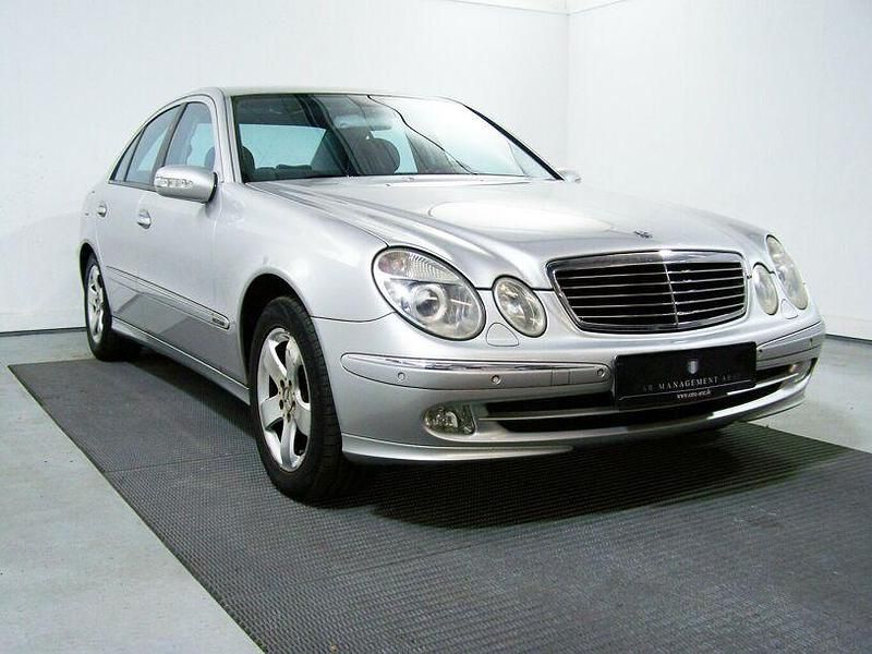 Gebraucht Mercedes E240 Avantgarde 177 PS (130 kW) 2002 Brillantsilber Limousine