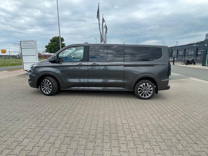 Gebraucht Ford Tourneo Titanium 150 PS (110 kW) 2025 Grau Van / Kleinbus
