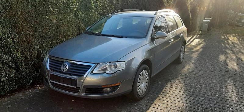 Grün Gebraucht 2005 VW Passat Kombi | 995 € (Superpreis) - Bild 1/4