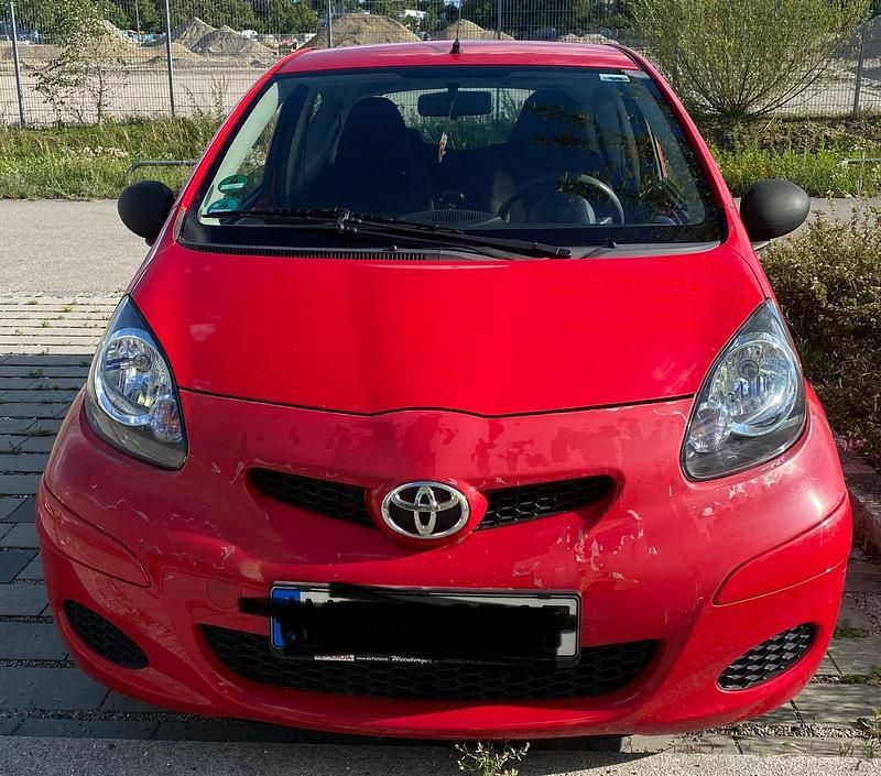 Rot Gebraucht 2009 Toyota Aygo Kleinwagen | 2.400 € (Fairer Preis) - Bild 1/4