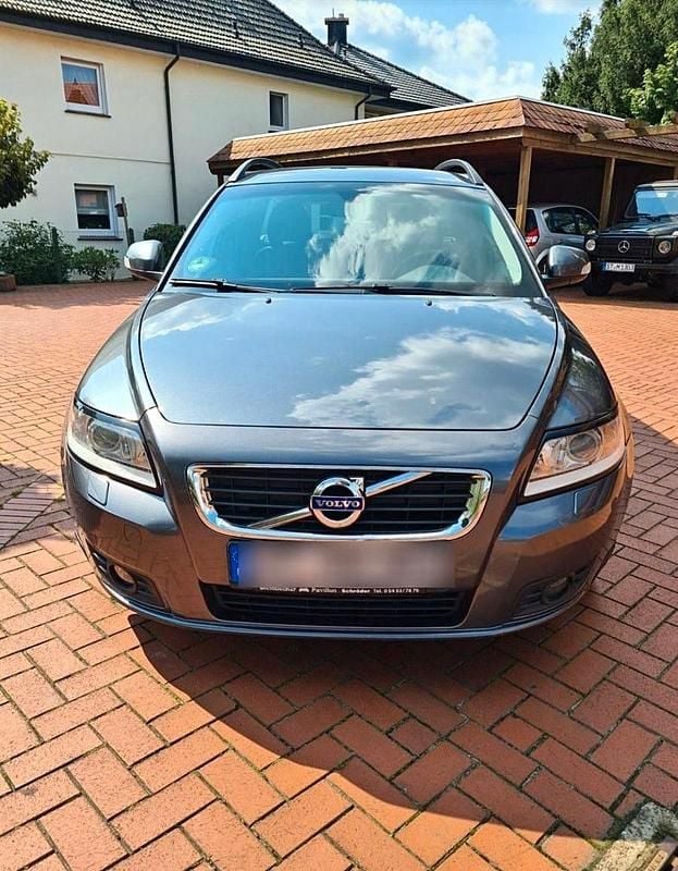 Grau Gebraucht 2010 Volvo V50 Kombi | 2.999 € (Fairer Preis) - Bild 1/4