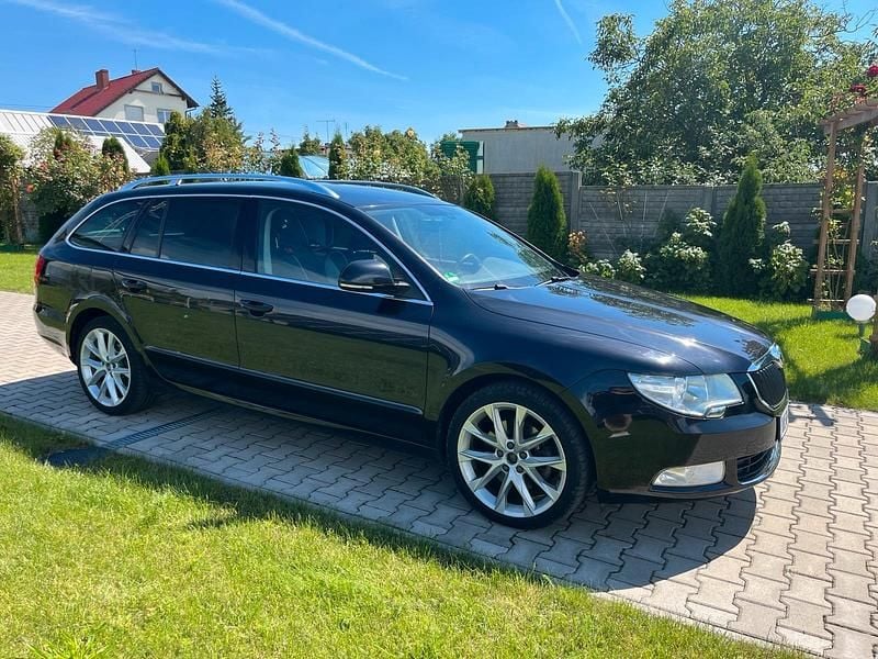 Gebraucht Skoda Superb 125 PS (91 kW) 2011 Schwarz Kombi