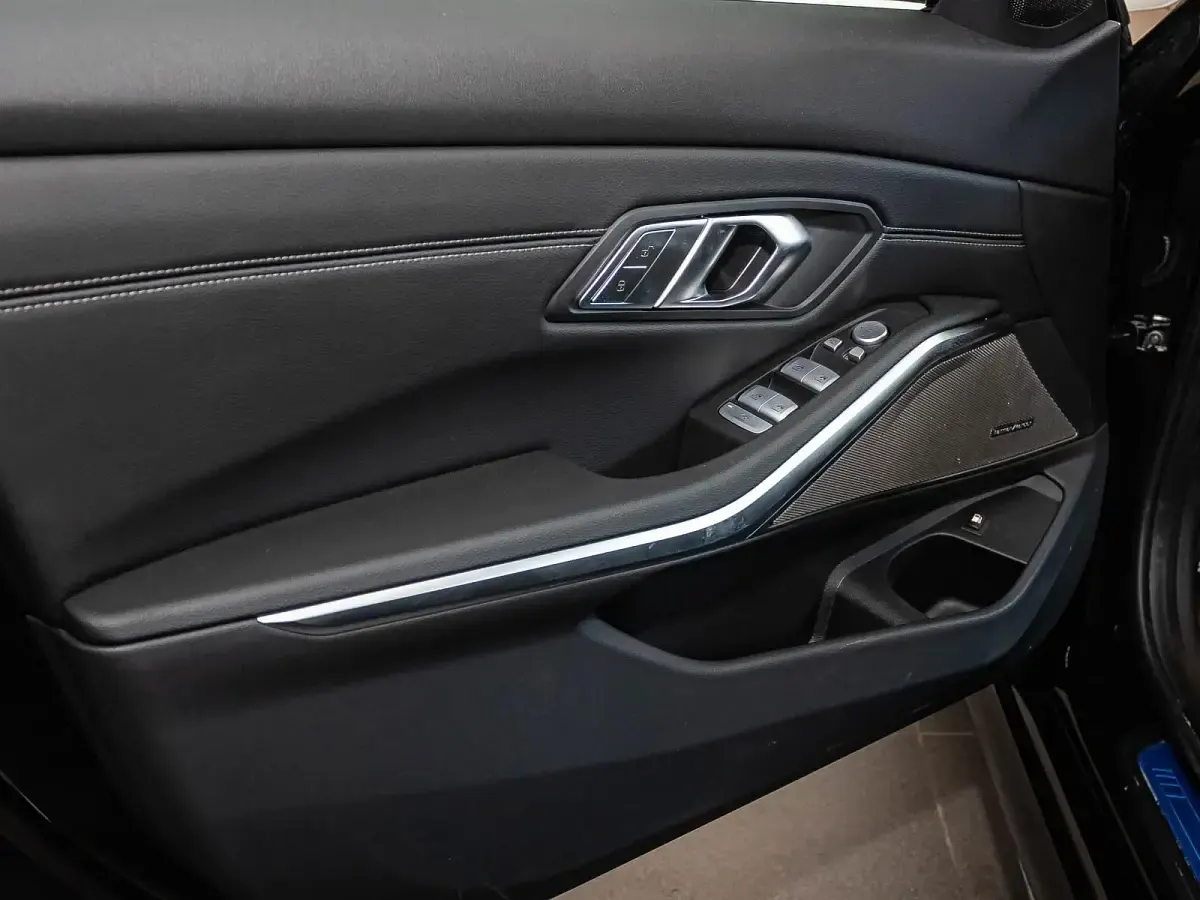 Gebraucht BMW 330e Performance 292 PS (214 kW) 2025 Black sapphire metallic (schwarz) Limousine