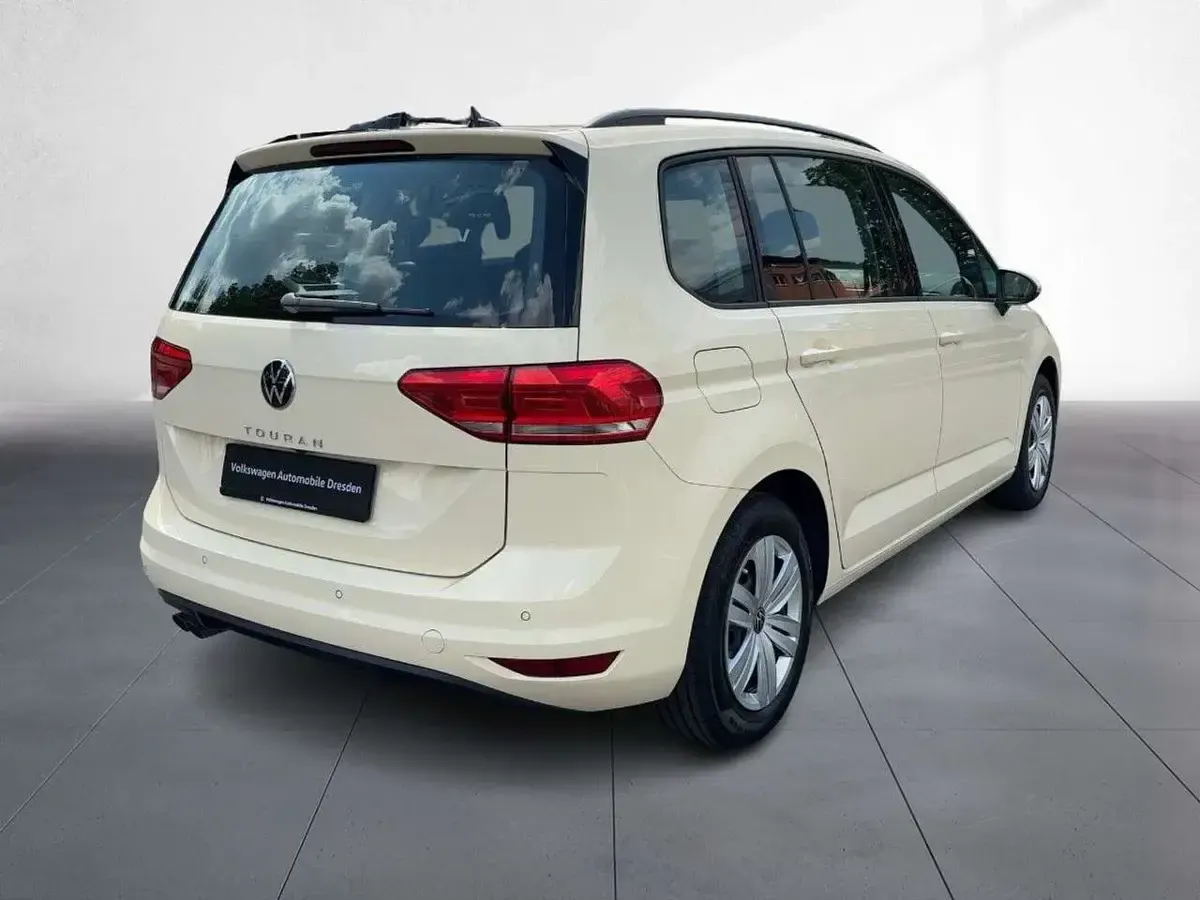 Neu VW Touran Trendline 150 PS (110 kW) 2026 Hellelfenbein Van / Kleinbus