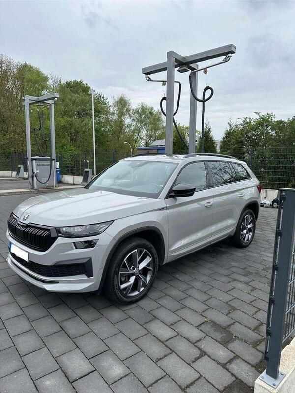 Grau Gebraucht 2021 Skoda Kodiaq SportLine SUV | 39.199 € (Etwas zu teuer) - Bild 1/4