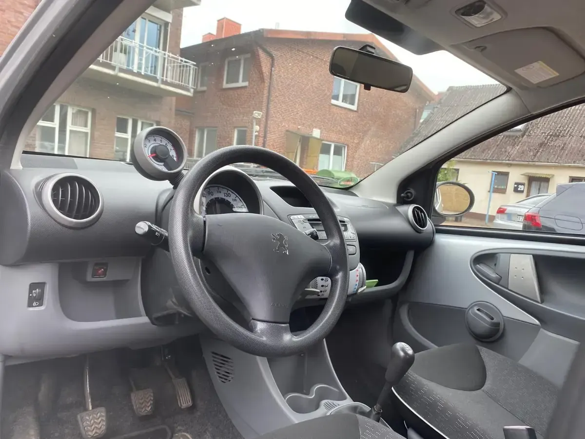 Gebraucht Peugeot 107 50 PS (36 kW) 2009 Silber Kleinwagen