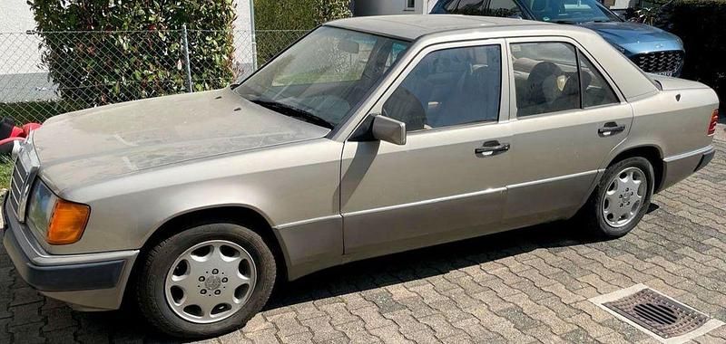 Gebraucht Mercedes 250 94 PS (69 kW) 1991 Gold Limousine