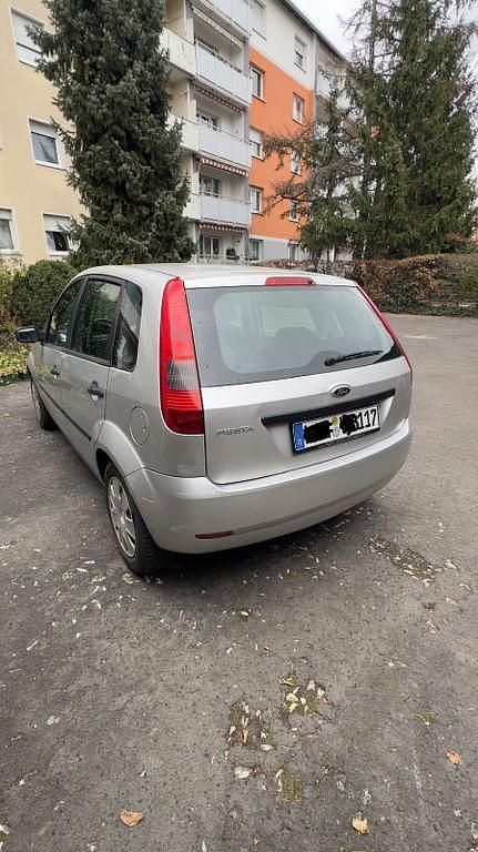 Gebraucht Ford Fiesta Ambiente 60 PS (44 kW) 2005 Silber Kleinwagen