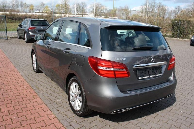 Gebraucht Mercedes B180 Style 122 PS (89 kW) 2018 Grau Kleinwagen