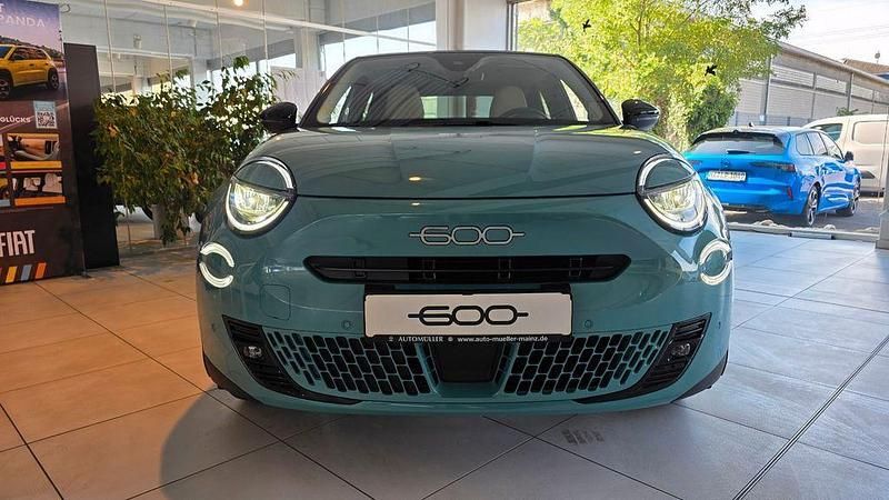 Neu Fiat 600E La Prima 114 kW (156 PS) 2025 Blau SUV