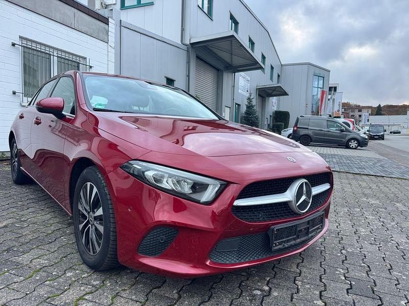 Rot Gebraucht 2022 Mercedes A180 Business Limousine | 15.399 € (Guter Preis) - Bild 1/4