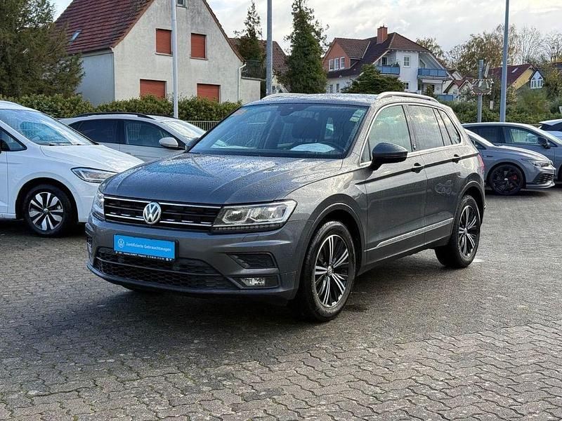 Indiumgrau metallic (metallic) Gebraucht 2018 VW Tiguan Sound SUV | 19.785 € (Guter Preis) - Bild 1/4