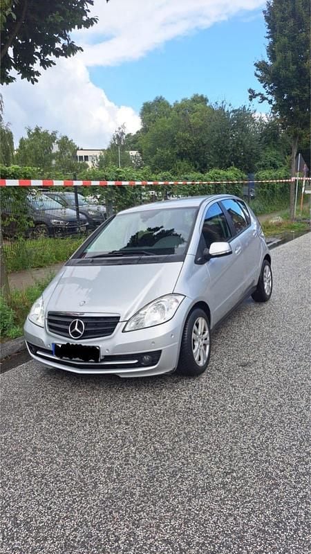 Grau Gebraucht 2011 Mercedes A160 Kombi | 1.900 € - Bild 1/4