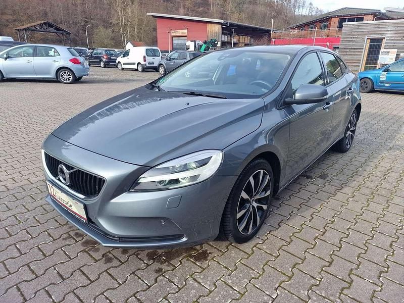 Gebraucht Volvo V40 Momentum 120 PS (88 kW) 2019 Osmium grey metallic Kombi