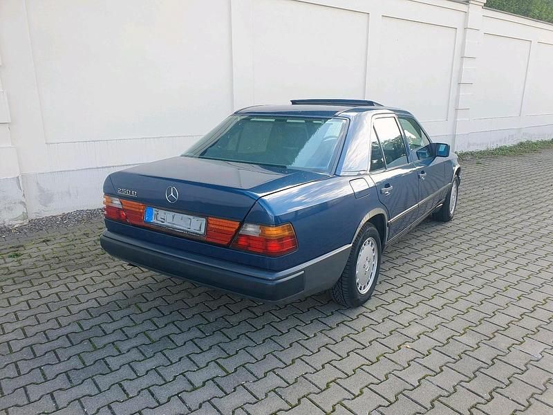 Gebraucht Mercedes E250 90 PS (66 kW) 1985 Blau Limousine