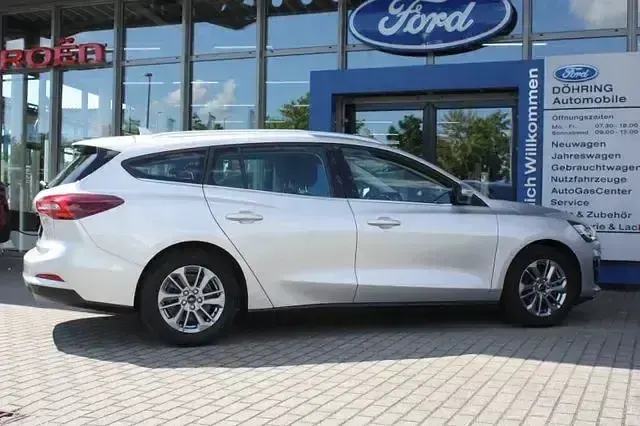Gebraucht Ford Focus Titanium 125 PS (91 kW) 2024 Moondust silver Kombi