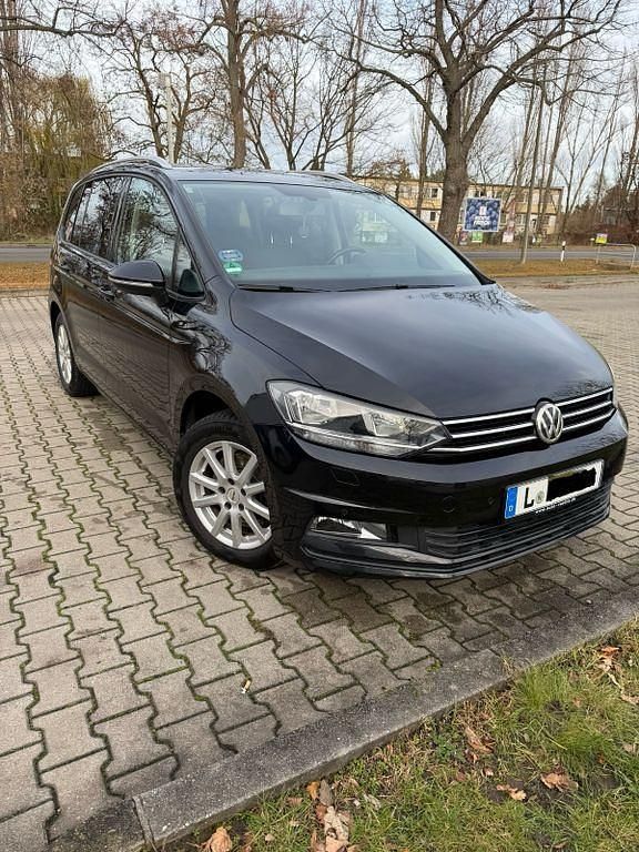Schwarz Gebraucht 2016 VW Touran Comfortline Van / Kleinbus | 9.900 € (Superpreis) - Bild 1/4