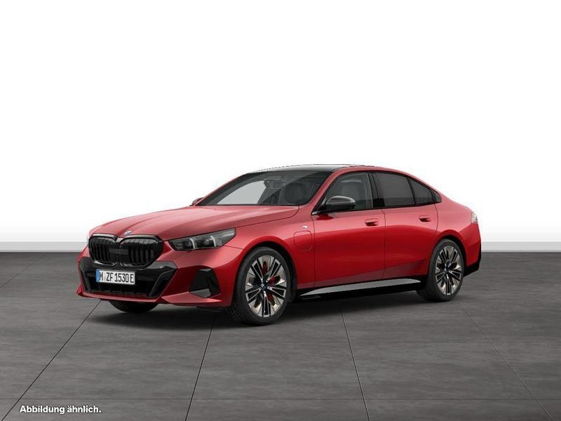 Fire red metallic Gebraucht 2024 BMW 550e Comfort Edition Limousine | 90.964 € (Teuer) - Bild 1/4
