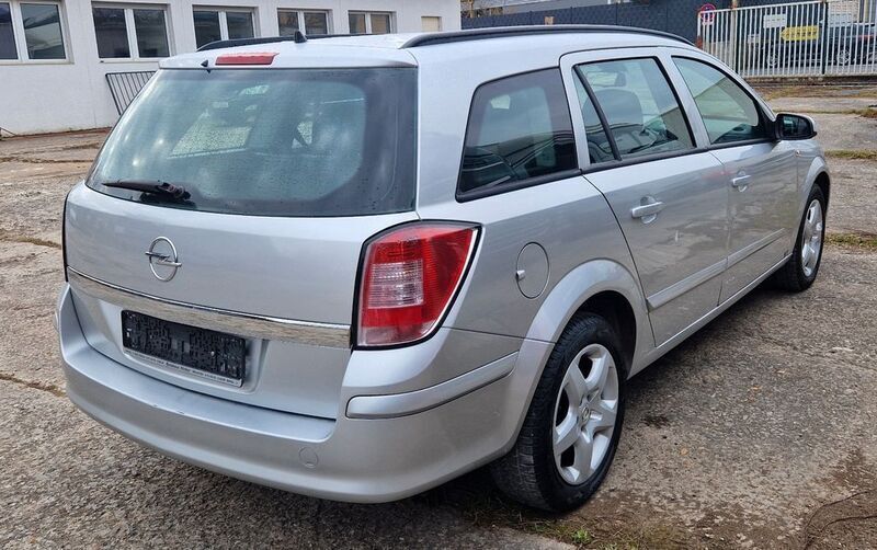 Gebraucht Opel Astra Edition 101 PS (74 kW) 2008 Silber Limousine
