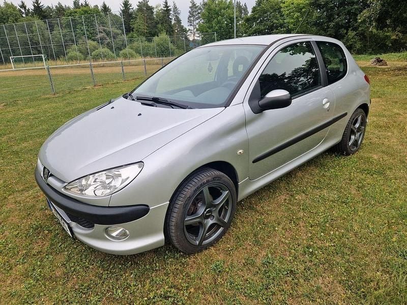 Silber Gebraucht 2009 Peugeot 206 Tendance Kleinwagen | 1.350 € (Fairer Preis) - Bild 1/4