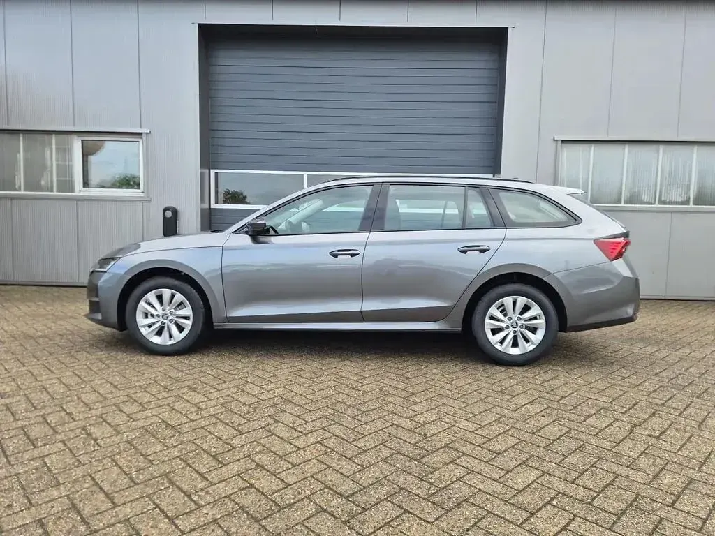 Neu Skoda Octavia Selection 150 PS (110 kW) 2026 Grau Kombi