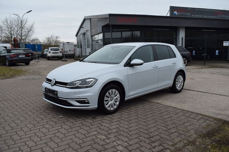 Silber Gebraucht 2017 VW Golf VII Comfortline Limousine | 13.600 € (Fairer Preis) - Bild 1/4