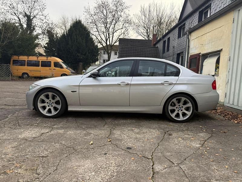 Gebraucht BMW 330 235 PS (172 kW) 2008 Silber Limousine