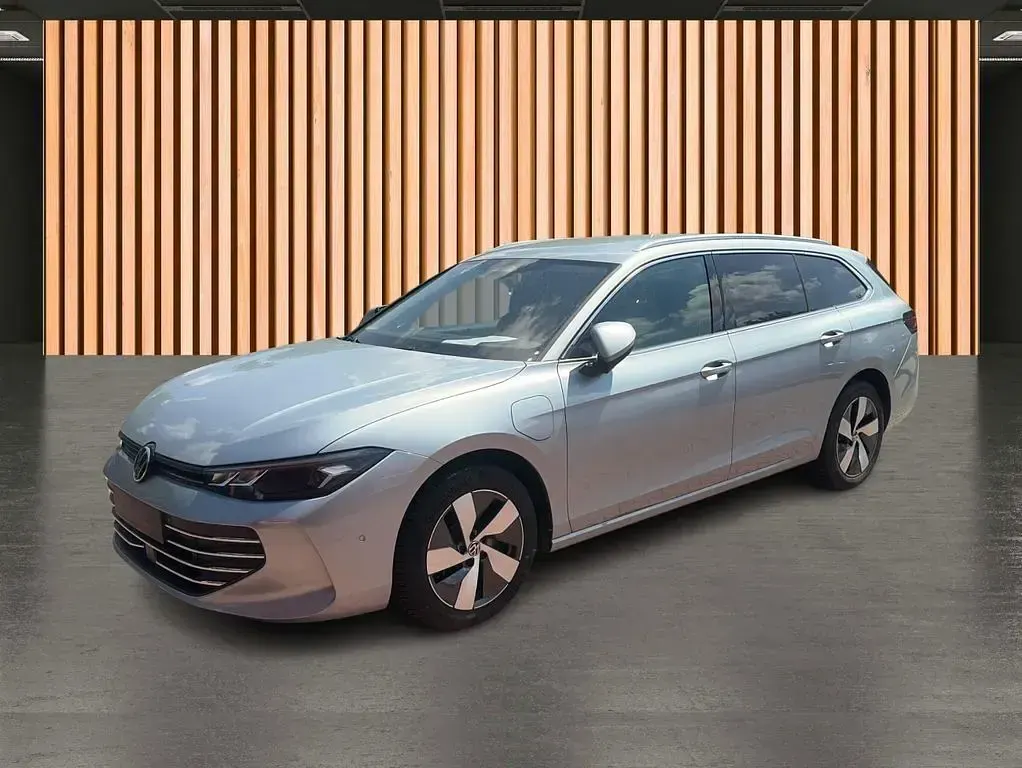 Gebraucht VW Passat 204 PS (150 kW) 2025 Silber silber (metallic) Kombi
