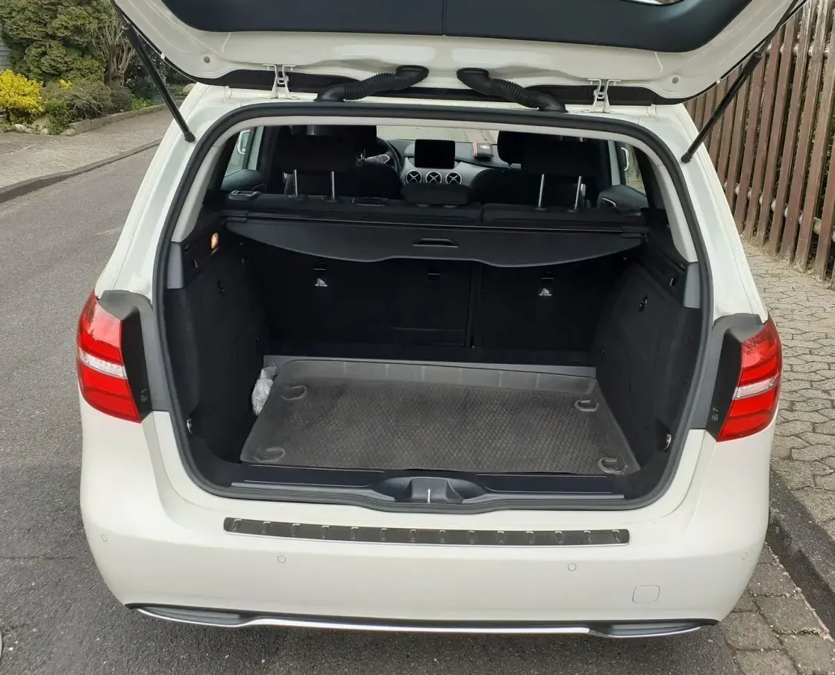 Gebraucht Mercedes B180 Style 122 PS (89 kW) 2017 Weiß Van / Kleinbus