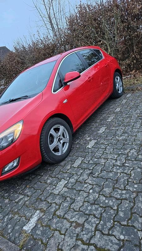 Gebraucht Opel Astra 101 PS (74 kW) 2012 Rot Kleinwagen