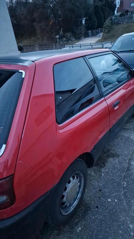 Rot Gebraucht 1993 Mazda 323 Kleinwagen | 1.000 € - Bild 1/4