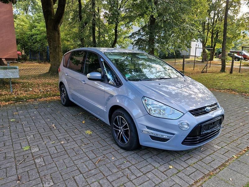 Grau Gebraucht 2012 Ford S-MAX S Van / Kleinbus | 5.900 € (Fairer Preis) - Bild 1/4