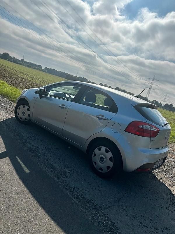 Grau Gebraucht 2013 Kia Rio Kleinwagen | 5.300 € (Fairer Preis) - Bild 1/4