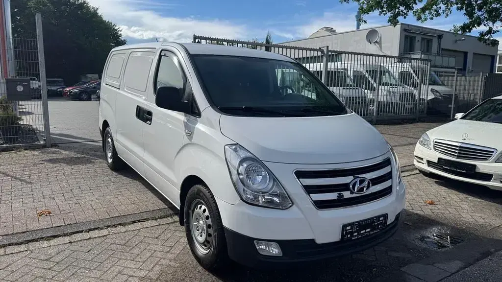 Gebraucht Hyundai H-1 170 PS (125 kW) 2018 Weiß Van / Kleinbus