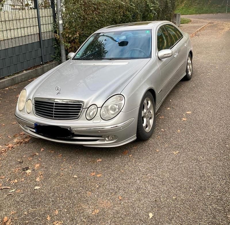 Silber Gebraucht 2004 Mercedes E320 Avantgarde Limousine | 3.600 € (Superpreis) - Bild 1/4