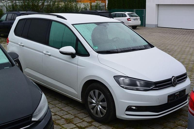 Weiß Gebraucht 2017 VW Touran Comfortline Van / Kleinbus | 15.950 € (Fairer Preis) - Bild 1/4