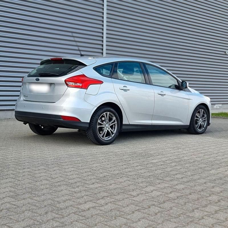 Gebraucht Ford Focus 120 PS (88 kW) 2017 Silber Limousine