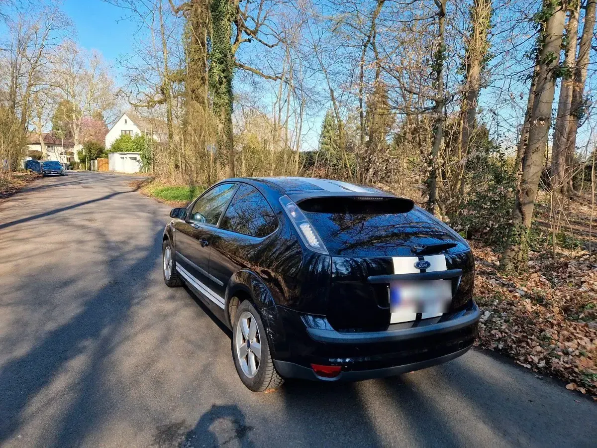 Usado Ford Focus Sport 116 CV (85 kW) 2005 Negro Berlina