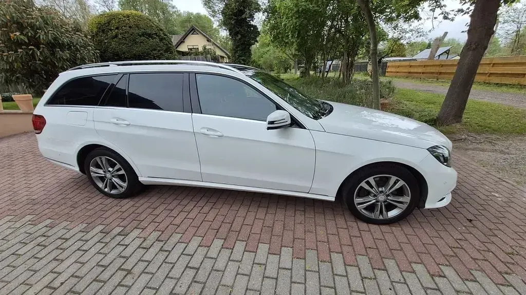 Gebraucht Mercedes E300 Avantgarde 231 PS (169 kW) 2015 Weiß Limousine