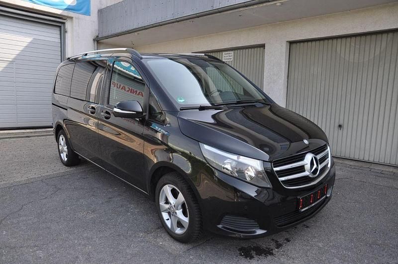 Schwarz Gebraucht 2015 Mercedes V220 Edition Van / Kleinbus | 29.950 € (Guter Preis) - Bild 1/4