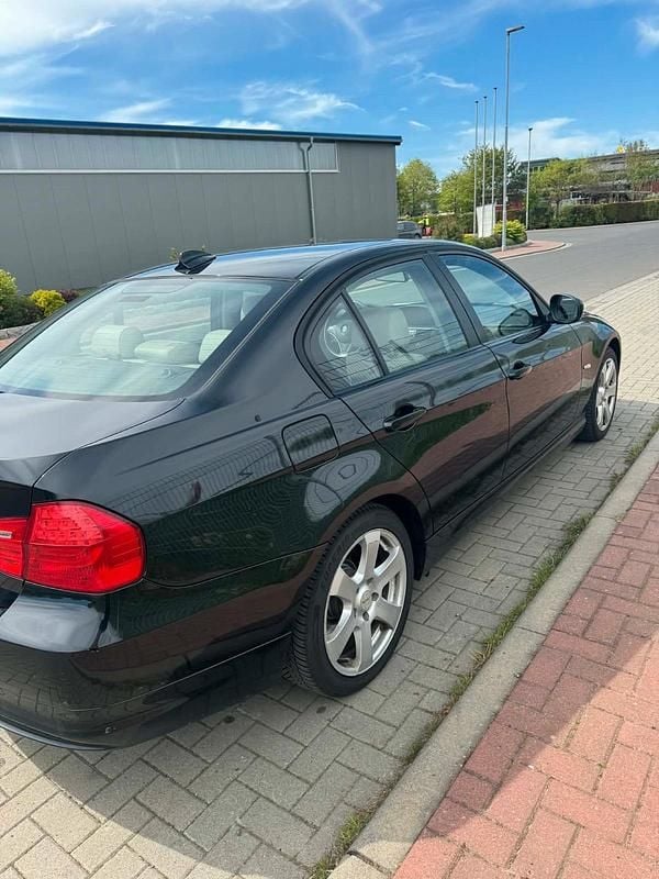Second-hand BMW 320 170 CP (125 kW) 2010 Negru Berlinǎ
