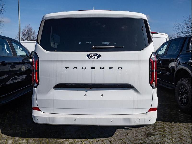 Neu Ford Tourneo Titanium 136 PS (100 kW) 2026 Frozen white Van / Kleinbus