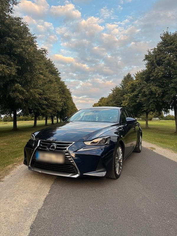 Blau Gebraucht 2017 Lexus IS300h Luxury Line Limousine | 19.350 € (Fairer Preis) - Bild 1/4