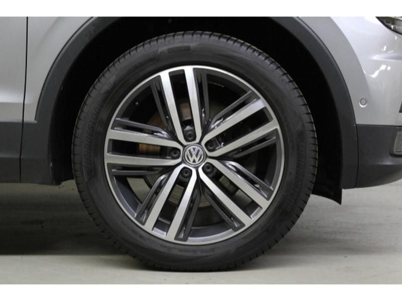 Gebraucht VW Tiguan Allspace Highline 239 PS (175 kW) 2020 Pyrite silver metallic SUV