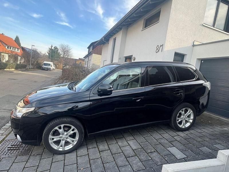 Schwarz Gebraucht 2013 Mitsubishi Outlander Instyle SUV | 8.000 € (Guter Preis) - Bild 1/4