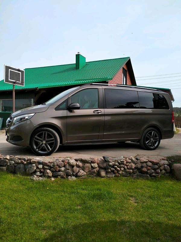 Grau Gebraucht 2017 Mercedes V250 Van / Kleinbus | 27.900 € (Superpreis) - Bild 1/4
